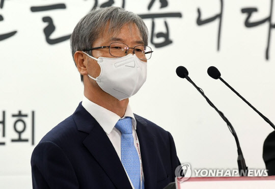 이정식 고용노동부 장관 후보자가 14일 서울 통의동 제20대 대통령직 인수위원회에서 취재진의 질문에 답하고 있다.<연합뉴스>